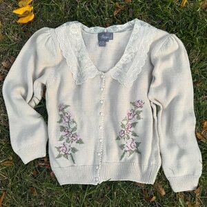 Vintage 90s Cottagecore Granny Cardigan with floral motif and lace collar